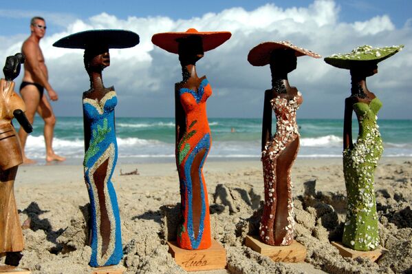Продажа сувениров на пляже курорта Варадеро, Куба - Sputnik Латвия