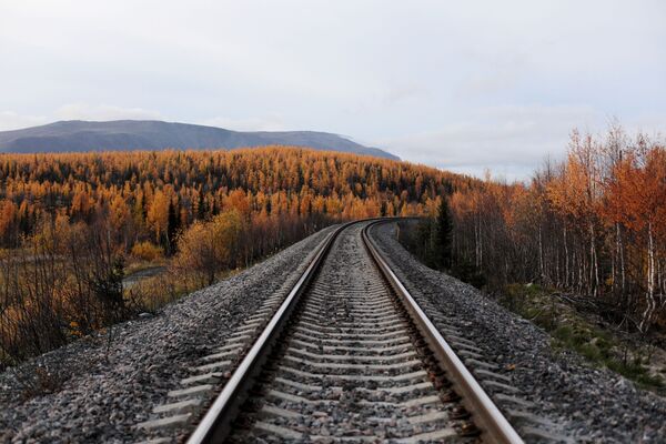 Līdz Polārajiem Urāliem tūristi brauc pa dzelzceļu līdz Labitnangas pilsētai. No tās sākas lielākā daļa kājāmgājēju taku un ūdens maršrutu - Sputnik Latvija
