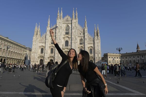 Туристы делают селфи перед собором Дуомо в Милане - Sputnik Latvija