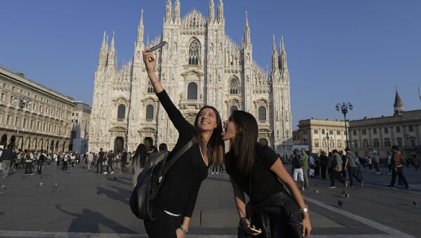 Туристы делают селфи перед собором Дуомо в Милане - Sputnik Latvija