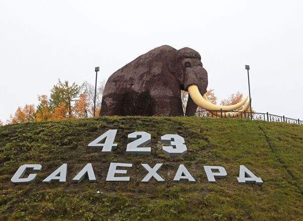 Памятник мамонту, установленный в честь юбилея города, в Салехарде - Sputnik Латвия