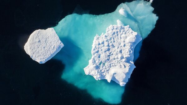 Дрейфующий во фьорде айсберг, Гренландия - Sputnik Латвия