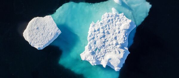 Aizbergs dreifē fjordā netālu no Tasīlaka apdzīvotās vietas Grenlandes austrumos - Sputnik Latvija