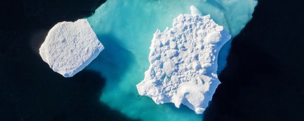 Aizbergs dreifē fjordā netālu no Tasīlaka apdzīvotās vietas Grenlandes austrumos Aizbergs dreifē fjordā netālu no Tasīlaka apdzīvotās vietas Grenlandes austrumos - Sputnik Latvija