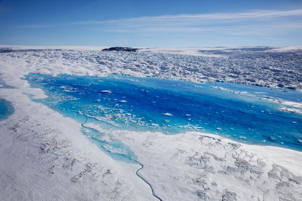 Ūdens veidojas Helheima ledāja virsotnē Grenlandē - Sputnik Latvija