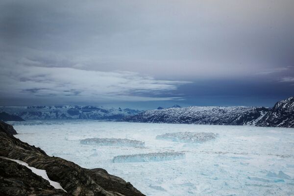 Айсберги во фьорде Сермилик после отделения от ледника Хелхейм в Гренландии - Sputnik Латвия