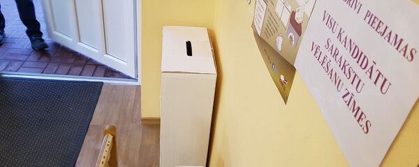 Урна для неиспользованных бюллетеней, избирательный участок 244 города Резекне - Sputnik Латвия