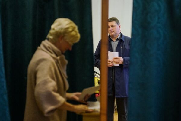 Президент Латвии Раймондс Вейонис на избирательном участке - Sputnik Латвия