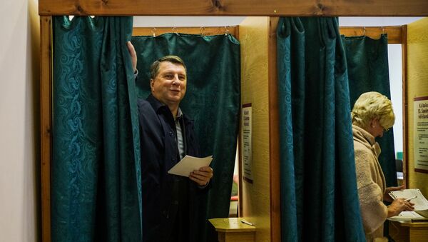 Президент Латвии Раймондс Вейонис с супругой голосуют на избирательном участке - Sputnik Latvija