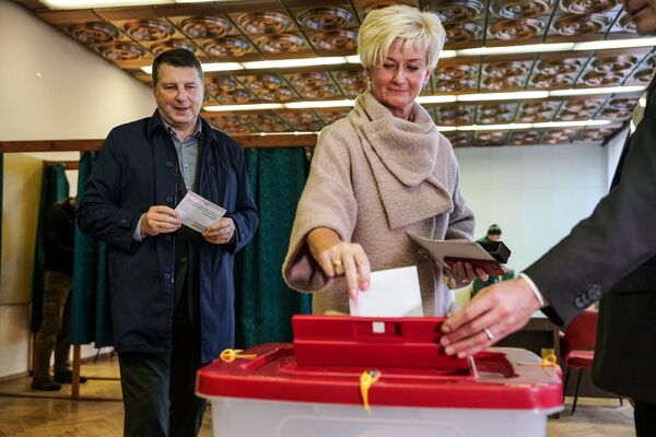 Ивета Вейоне голосует на парламентских выборах в Латвии - Sputnik Латвия