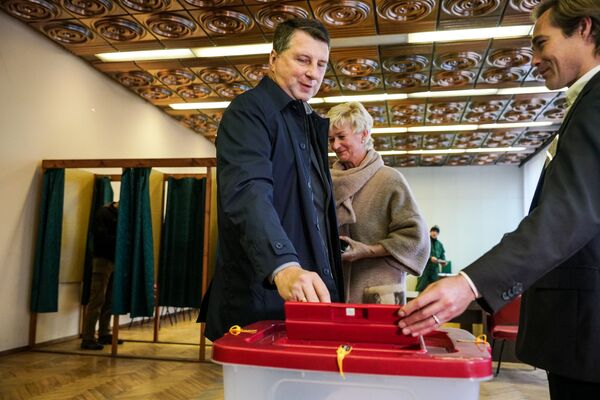 Президент Латвии Раймондс Вейонис голосует на парламентских выборах в Латвии - Sputnik Латвия