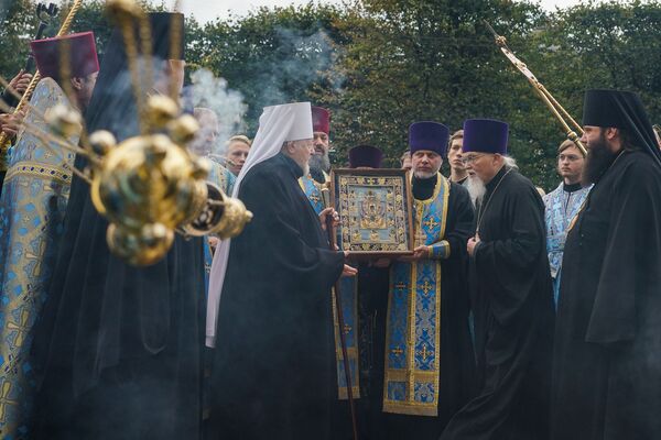 Прикоснуться к святыне: в Ригу привезли чудотворную икону Знамение Прикоснуться к святыне: в Ригу привезли чудотворную икону Знамение - Sputnik Латвия