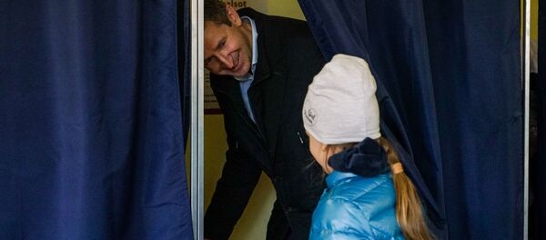 Вячеслав Домбровский с дочерью на выборах в Сейм Латвии Вячеслав Домбровский с дочерью на выборах в Сейм Латвии - Sputnik Latvija