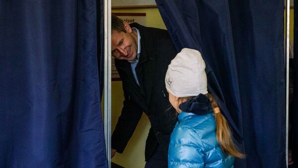 Вячеслав Домбровский с дочерью на выборах в Сейм Латвии - Sputnik Латвия