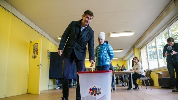 Кандидат в премьер-министры от партии Согласие Вячеслав Домбровский проголосовал на выборах - Sputnik Латвия