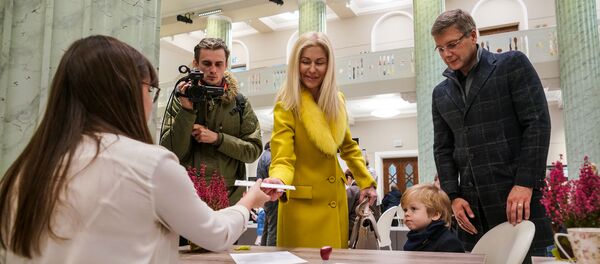 Мэр Риги Нил Ушаков с семьей проголосовал на выборах - Sputnik Латвия