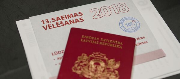 Бюллетень для голосования и паспорт гражданина Латвийской республики - Sputnik Латвия