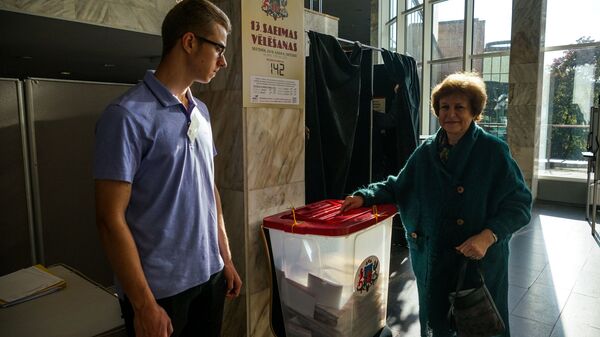 Лидер партии Русский союз Латвии Татьяна Жданок проголосовала на выборах - Sputnik Latvija