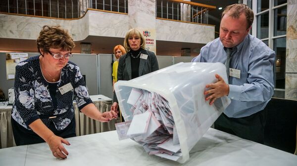 Подсчет голосов на избирательном участке в Доме конгрессов в Риге - Sputnik Latvija