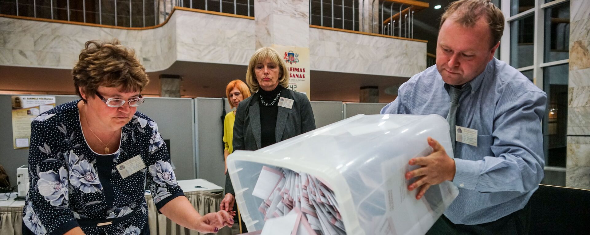 Подсчет голосов на избирательном участке в Доме конгрессов в Риге - Sputnik Латвия, 1920, 24.06.2021