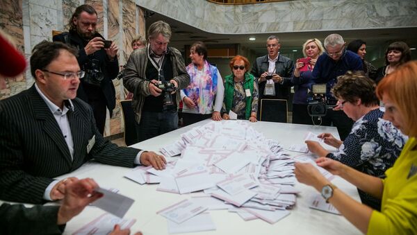 Подсчет голосов на избирательном участке в Доме конгрессов в Риге - Sputnik Латвия