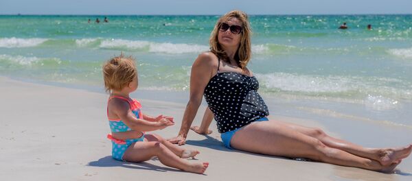 Малыш с мамой на берегу - Sputnik Латвия