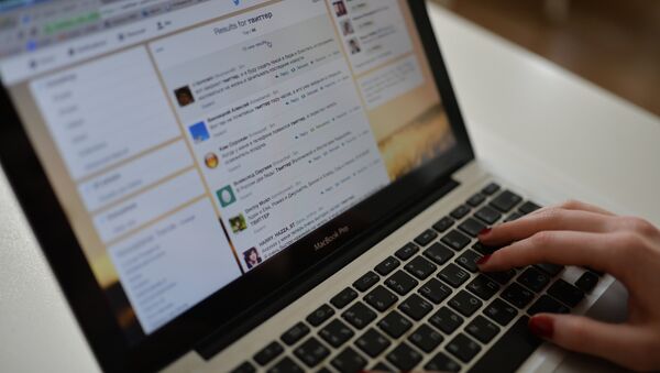 Страница сайта Twitter в окне браузера компьютера. - Sputnik Латвия