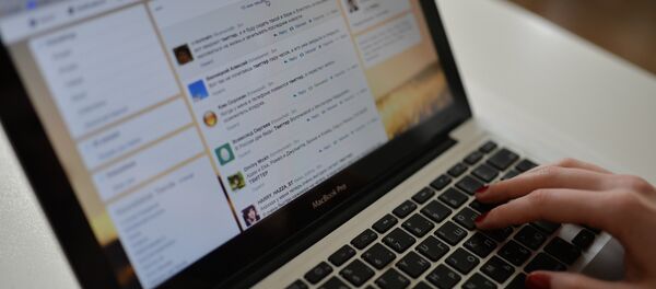 Страница сайта Twitter в окне браузера компьютера. - Sputnik Латвия