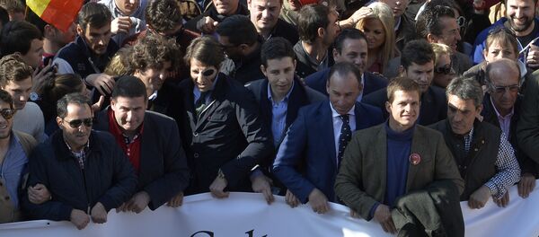 Матадор Хуан Хосе Падилья с товарищами на демонстрации во время фестиваля Фальяс - Sputnik Латвия