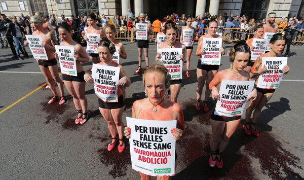 Организация по правам животных AnimaNaturalis протестуют против боев быков Организация по правам животных AnimaNaturalis протестуют против боев быков - Sputnik Латвия