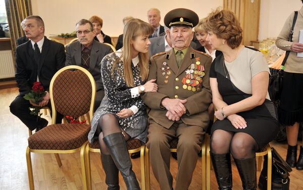 Посол России в Латвии вручил орден Славы II степени ветерану ВОВ Ислану Коброву - Sputnik Латвия