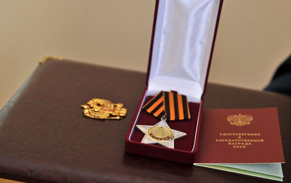 Посол России в Латвии вручил орден Славы II степени ветерану ВОВ Ислану Коброву - Sputnik Латвия