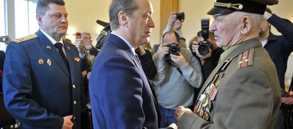 Посол России в Латвии вручил орден Славы II степени ветерану ВОВ Коброву Ислану - Sputnik Латвия