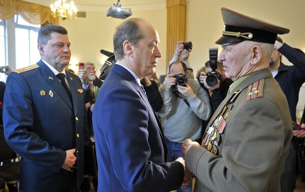 Krievijas vēstnieks Latvijā pasniedza II pakāpes Slavas ordeni Lielā Tēvijas kara veterānam Islanam Kobrovam. - Sputnik Latvija