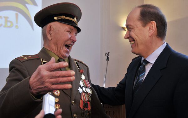 Посол России в Латвии вручил орден Славы II степени ветерану ВОВ Коброву Ислану - Sputnik Латвия