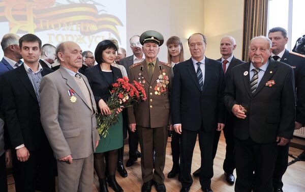 Krievijas vēstnieks Latvijā pasniedza II pakāpes Slavas ordeni Lielā Tēvijas kara veterānam Islanam Kobrovam. - Sputnik Latvija