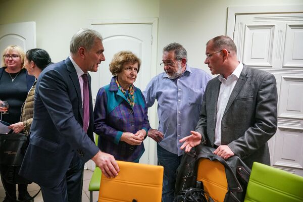 Ограничения, песни, самообман и вера в победу: радости выборов в Латвии Ограничения, песни, самообман и вера в победу: радости выборов в Латвии - Sputnik Латвия