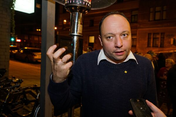 Ограничения, песни, самообман и вера в победу: радости выборов в Латвии Ограничения, песни, самообман и вера в победу: радости выборов в Латвии - Sputnik Латвия