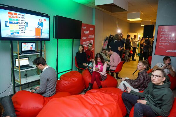 Ограничения, песни, самообман и вера в победу: радости выборов в Латвии Ограничения, песни, самообман и вера в победу: радости выборов в Латвии - Sputnik Латвия