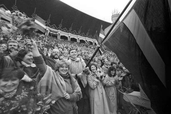 Вывести народ из рабства: юбилей Народного фронта Латвии - Sputnik Латвия