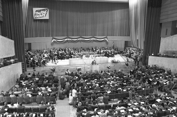 Вывести народ из рабства: юбилей Народного фронта Латвии - Sputnik Латвия