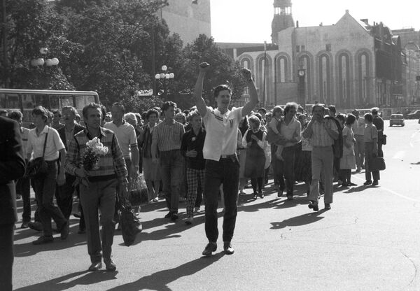 Вывести народ из рабства: юбилей Народного фронта Латвии - Sputnik Латвия