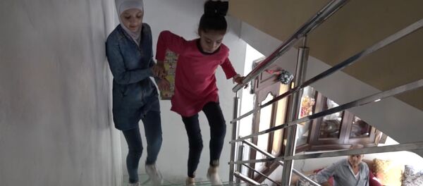 Потерявшая ноги девочка вернулась в школу - история Сидры из Алеппо - Sputnik Латвия