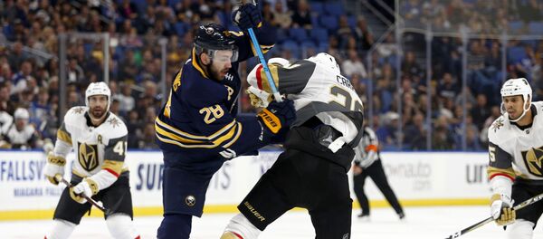 Хоккеист Земгус Гиргенсонс (в центре) - Sputnik Латвия