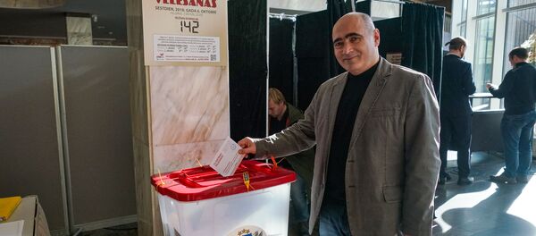 Илья Козырев на выборах - Sputnik Латвия