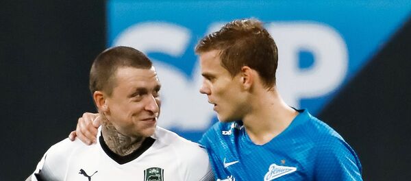 Игрок ФК Зенит Александр Кокорин (справа) и игрок ФК Краснодар Павел Мамаев после матча 10-го тура чемпионата России по футболу среди клубов Премьер-лиги между командами ФК Зенит (Санкт-Петербург) и ФК Краснодар (Краснодар) - Sputnik Латвия