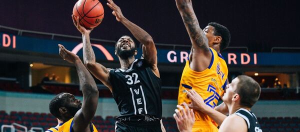 Форвард рижского ВЭФ Тайлер Кейн (второй слева) в матче против пермской Пармы - Sputnik Латвия