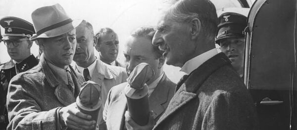 Lielbritānijas premjerministra Nevila Čemberlena vizīte Vācijā 1938. gadā Lielbritānijas premjerministra Nevila Čemberlena vizīte Vācijā 1938. gadā - Sputnik Latvija