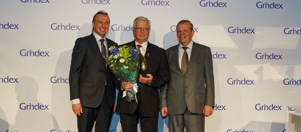 АО Гриндекс вручило награду Д. И. Гринделя кардиологу Вилнису Дзерве-Талутсу за неоценимый вклад в медицину и фармацевтику Латвии - Sputnik Латвия