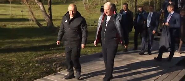 Лукашенко угостил Путина целебной водой и прокатил по своей малой родине - Sputnik Латвия